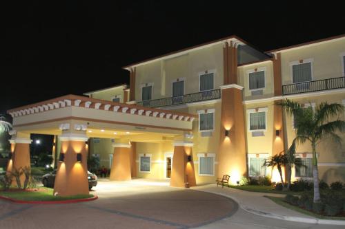 Super 8 by Wyndham Hidalgo at La Plaza Mall & Mcallen Airport - image 3