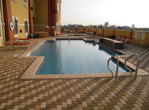 Super 8 by Wyndham Hidalgo at La Plaza Mall & Mcallen Airport - image 4