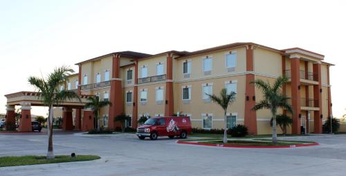 Super 8 by Wyndham Hidalgo at La Plaza Mall & Mcallen Airport - image 5