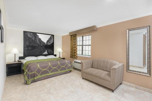 Super 8 by Wyndham McAllen- Downtown- La Plaza Mall - image 4