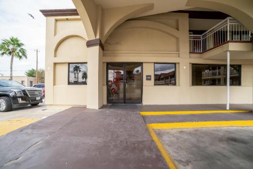 OYO Hotel McAllen Airport South - image 2