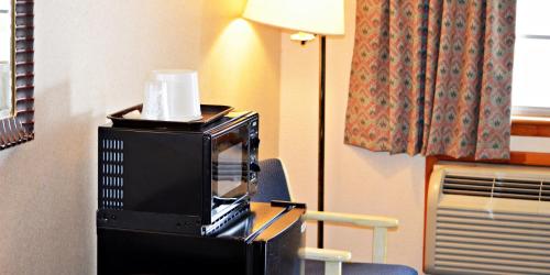 Aloha Inn - image 5