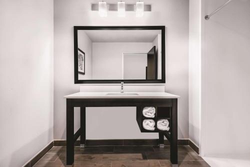 La Quinta by Wyndham McAllen Convention Center - image 3