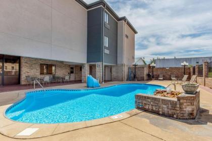 Comfort Inn & Suites - image 10