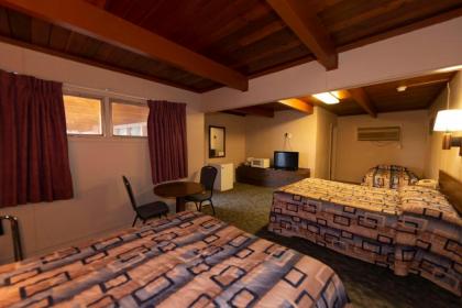Cedar Inn - image 11
