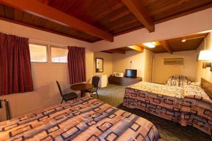 Cedar Inn - image 14
