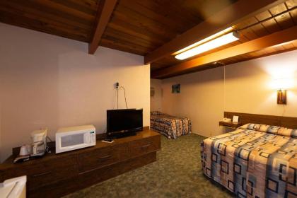Cedar Inn - image 15