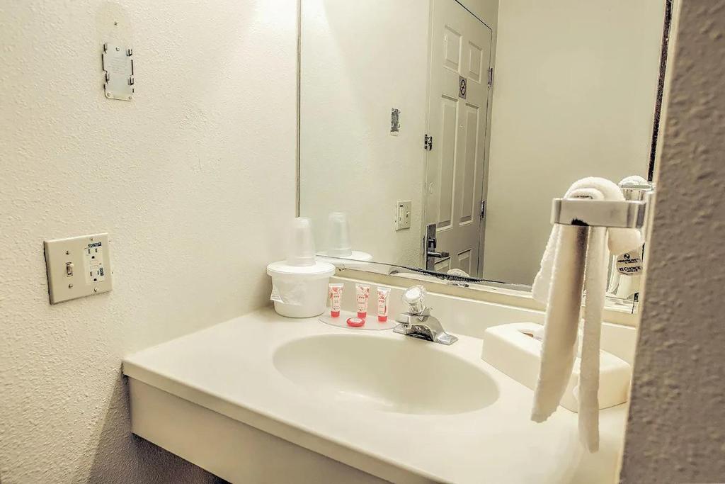 Coratel Inn & Suites McCook - image 2