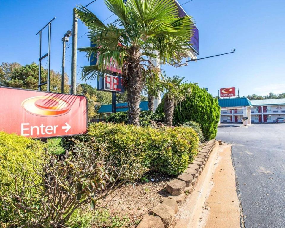 Econo Lodge McDonough - image 4