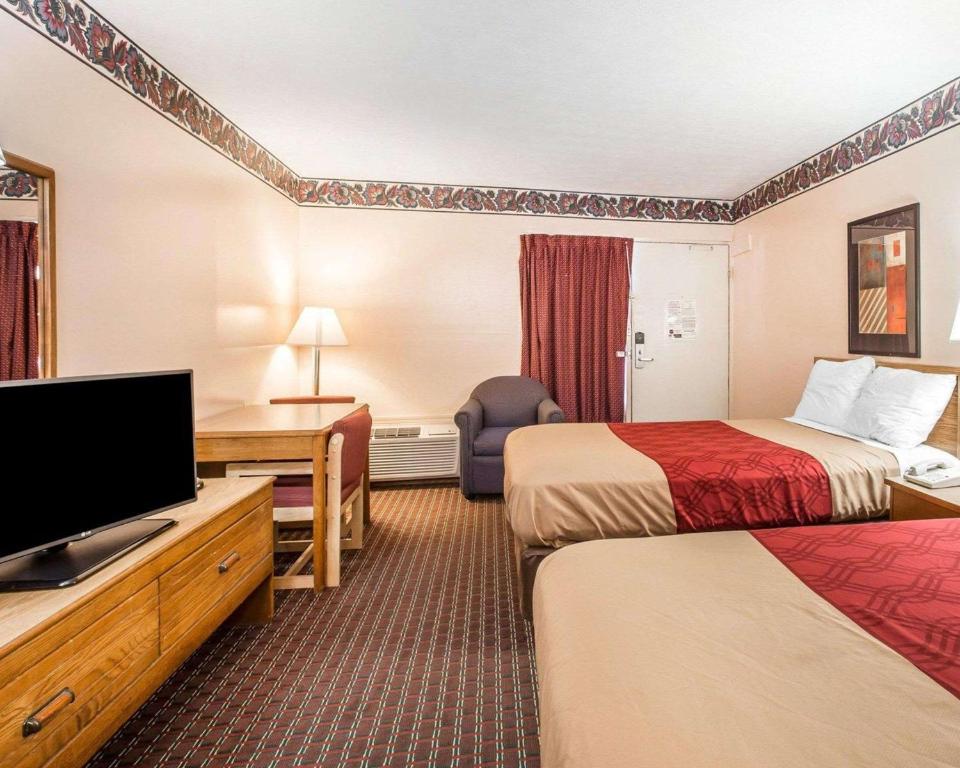 Econo Lodge McDonough - image 5