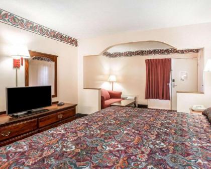 Econo Lodge McDonough - image 8