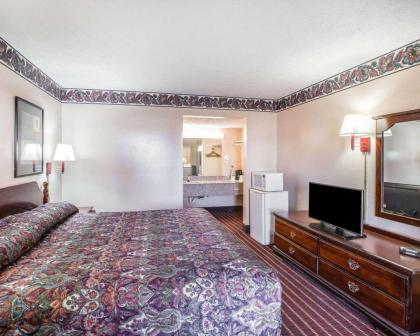 Econo Lodge McDonough - image 9