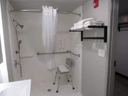 Rodeway Inn - image 12