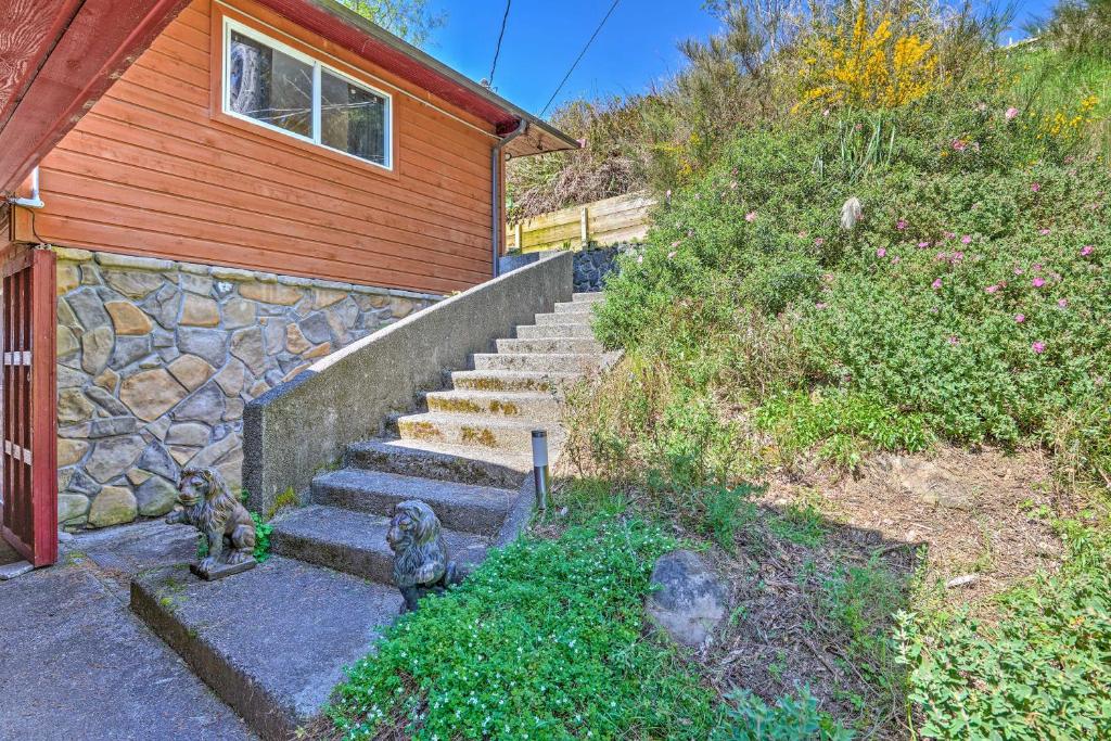 Oceanfront Clam Beach House with Private Hot Tub! - image 2