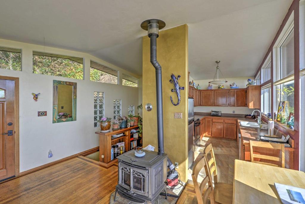 Oceanfront Clam Beach House with Private Hot Tub! - image 4