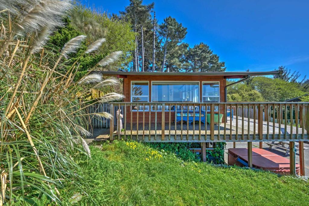 Oceanfront Clam Beach House with Private Hot Tub! - image 6