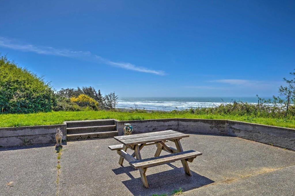 Oceanfront Clam Beach House with Private Hot Tub! - image 7