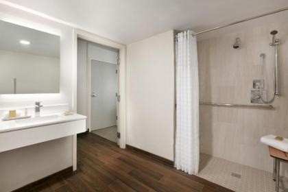 DoubleTree by Hilton McLean Tysons - image 21