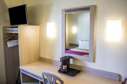 Econo Lodge Meadville - image 14