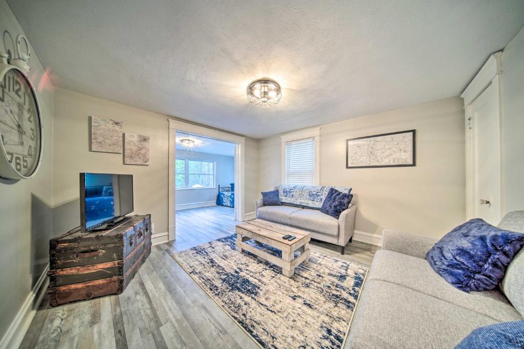 Meadville Apt with Deck Less Than 2 Mi to Allegheny! - main image