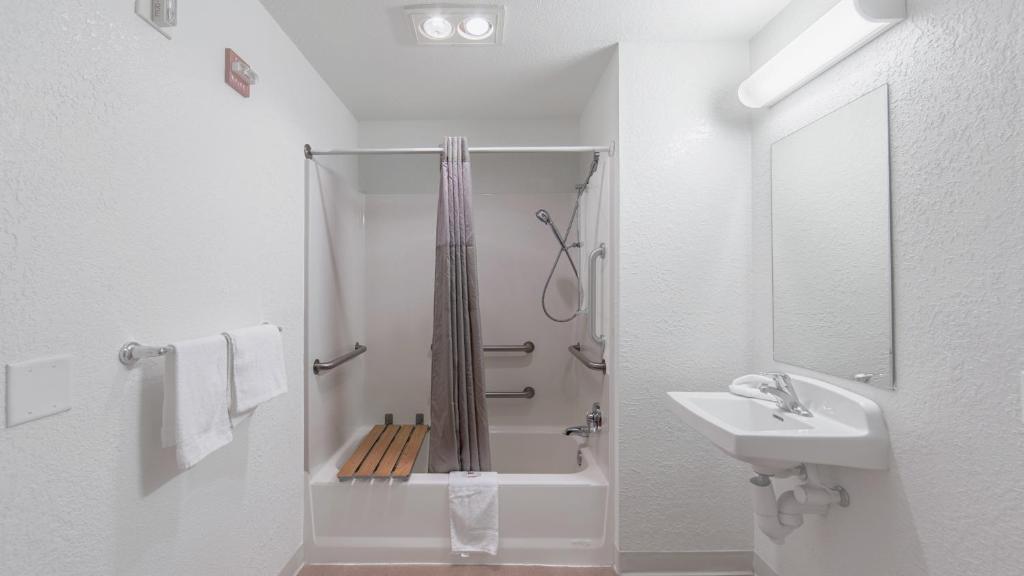 Motel 6-Medford OR - North - image 3