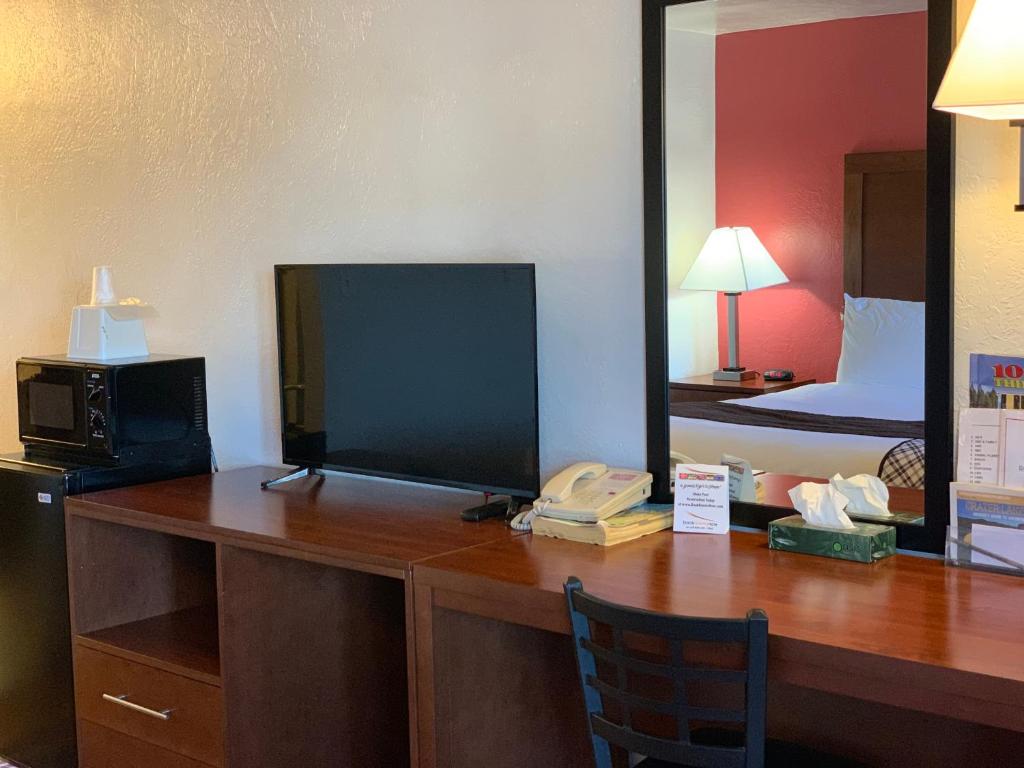 Red Carpet Inn Medford - image 4