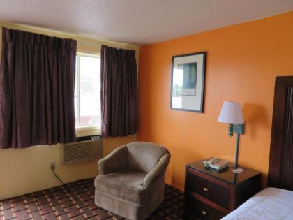 Royal Crest Motel - image 3