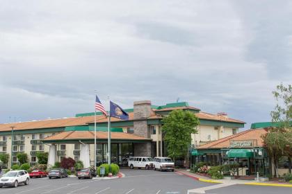 Rogue Regency Inn & Suites - image 1