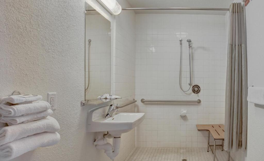 Motel 6-Medford OR - image 2