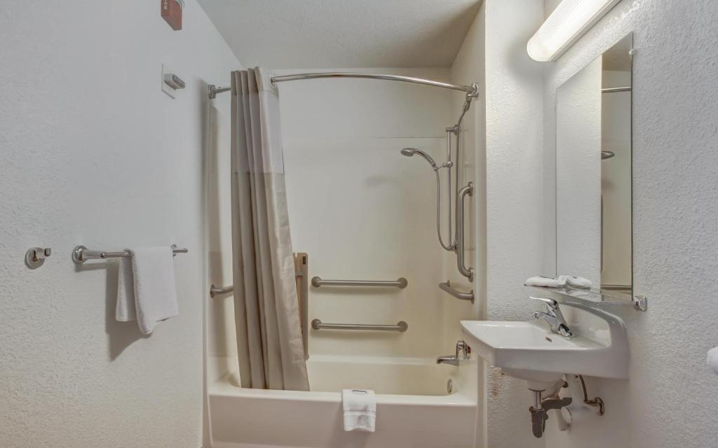 Motel 6-Medford OR - image 4