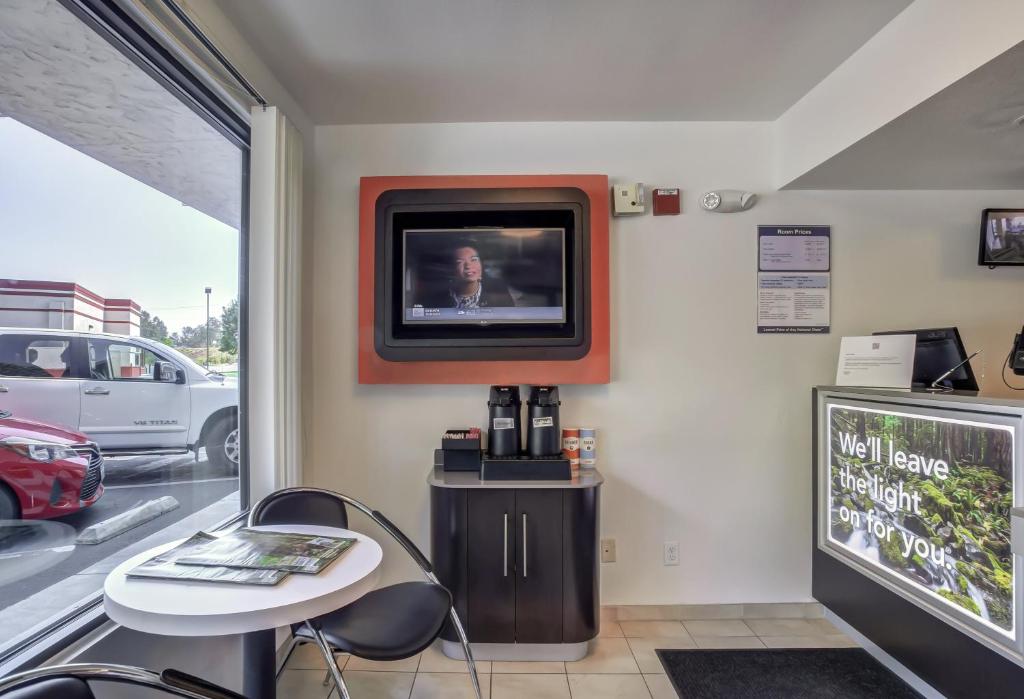 Motel 6-Medford OR - image 6