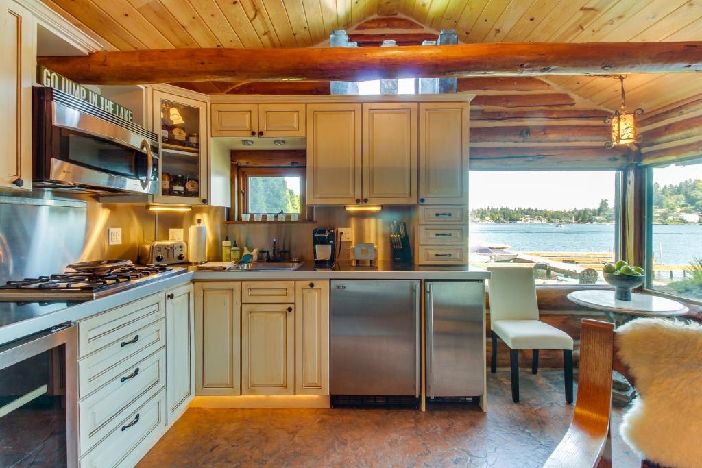 Little Log Cabin on Lake Washington - image 3