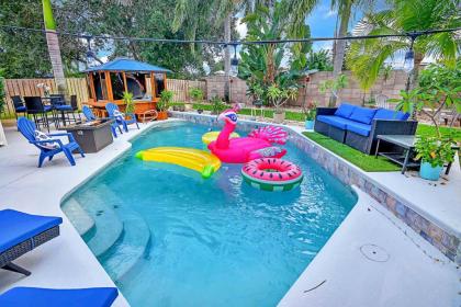 Urban Oasis withHot Tub HEATED POOL and Private Movie Theater home
