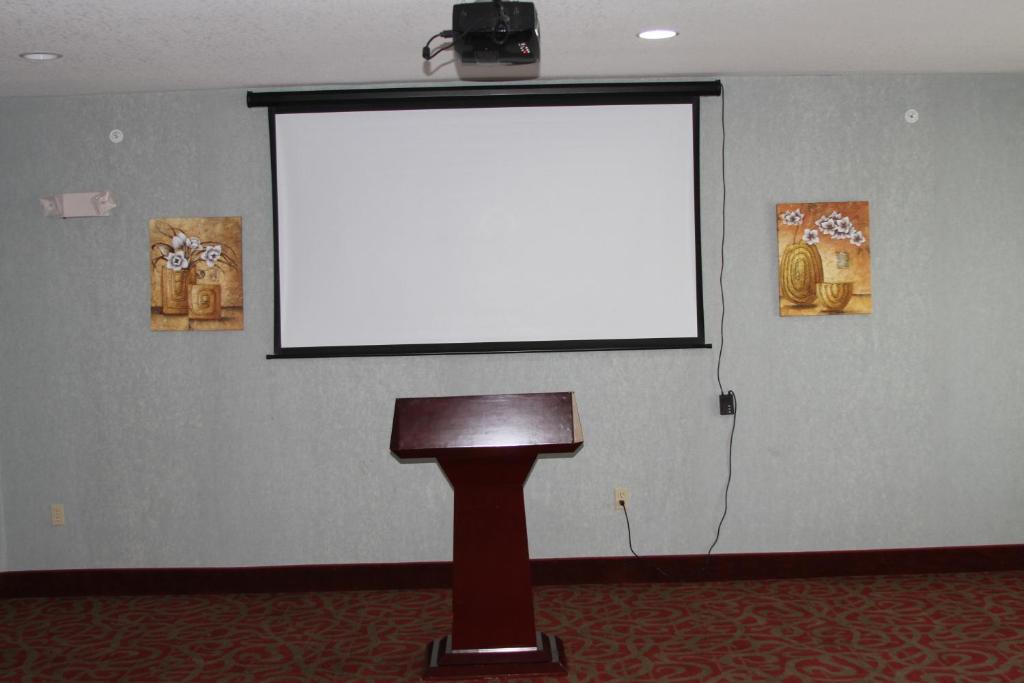 Red Roof Inn & Suites Detroit - Melvindale/Dearborn - image 6