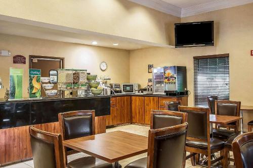 Quality Suites I-240 East-Airport - image 4
