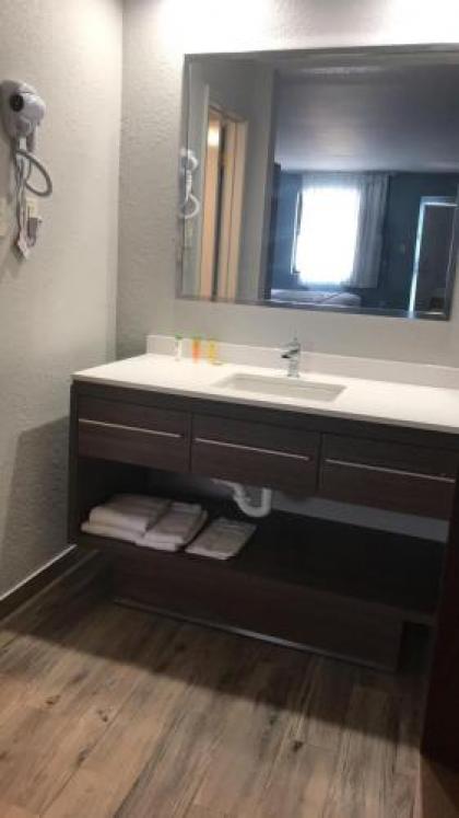 Budgetel Inn & Suites Memphis - image 4