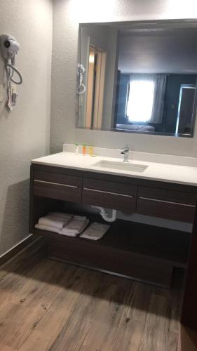 Budgetel Inn & Suites Memphis - image 4