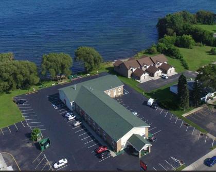Econo Lodge On the Bay Michigan