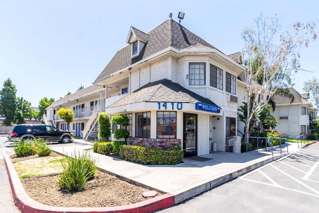 Motel 6-Merced CA - North - image 2