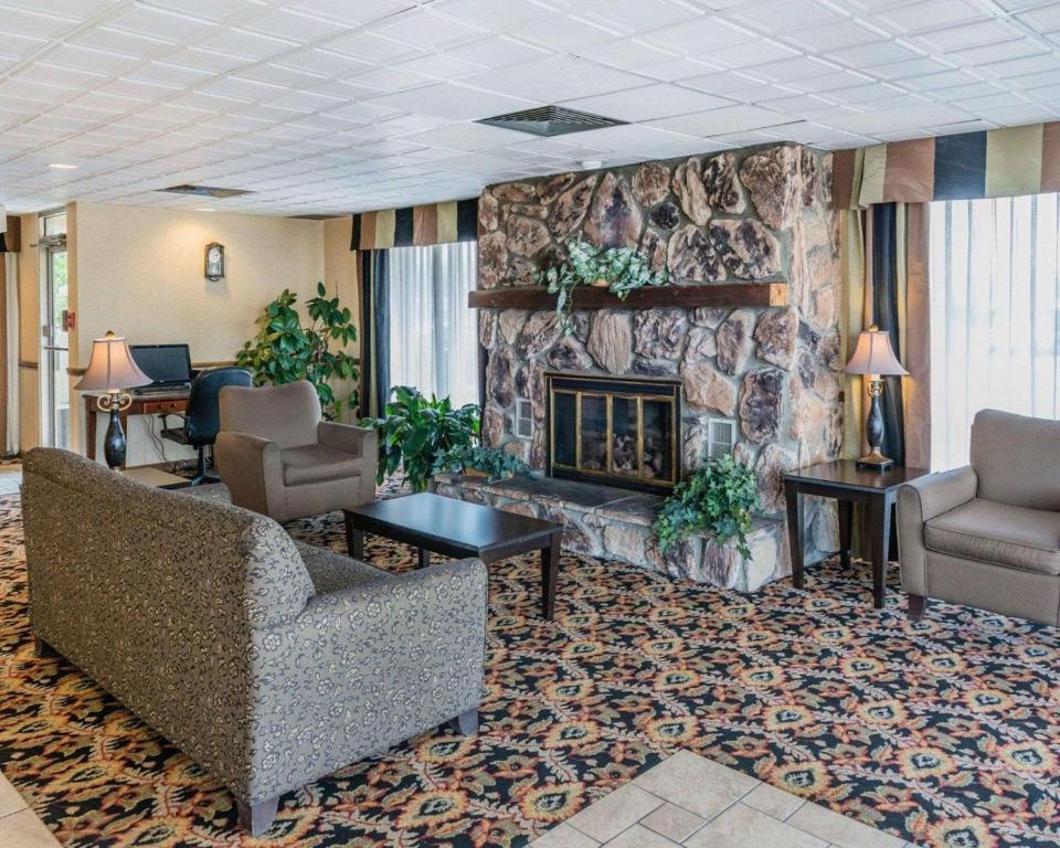 Rodeway Inn - image 2