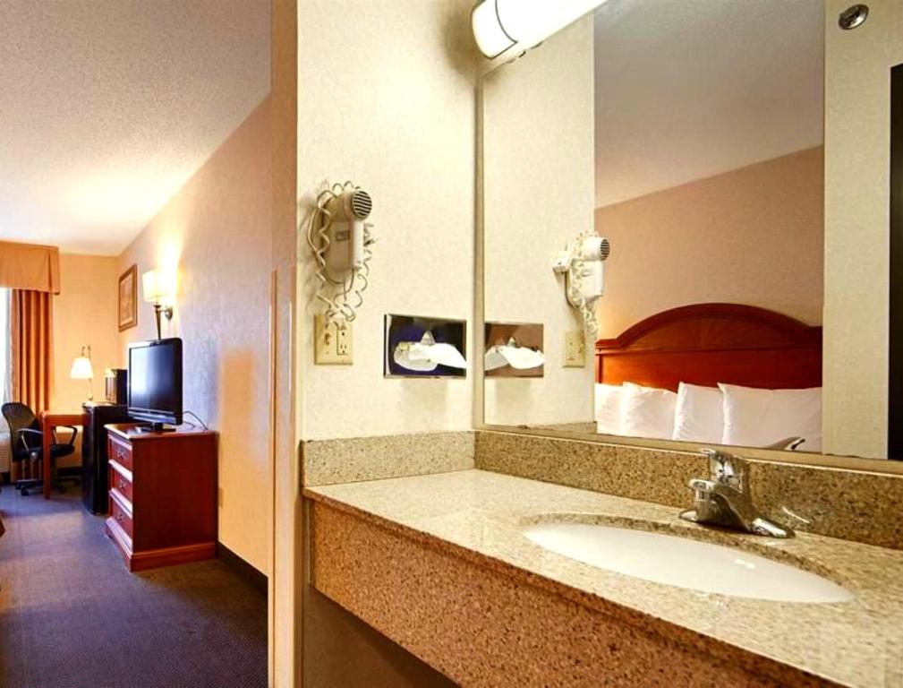 Best Western Grove City Inn - image 5
