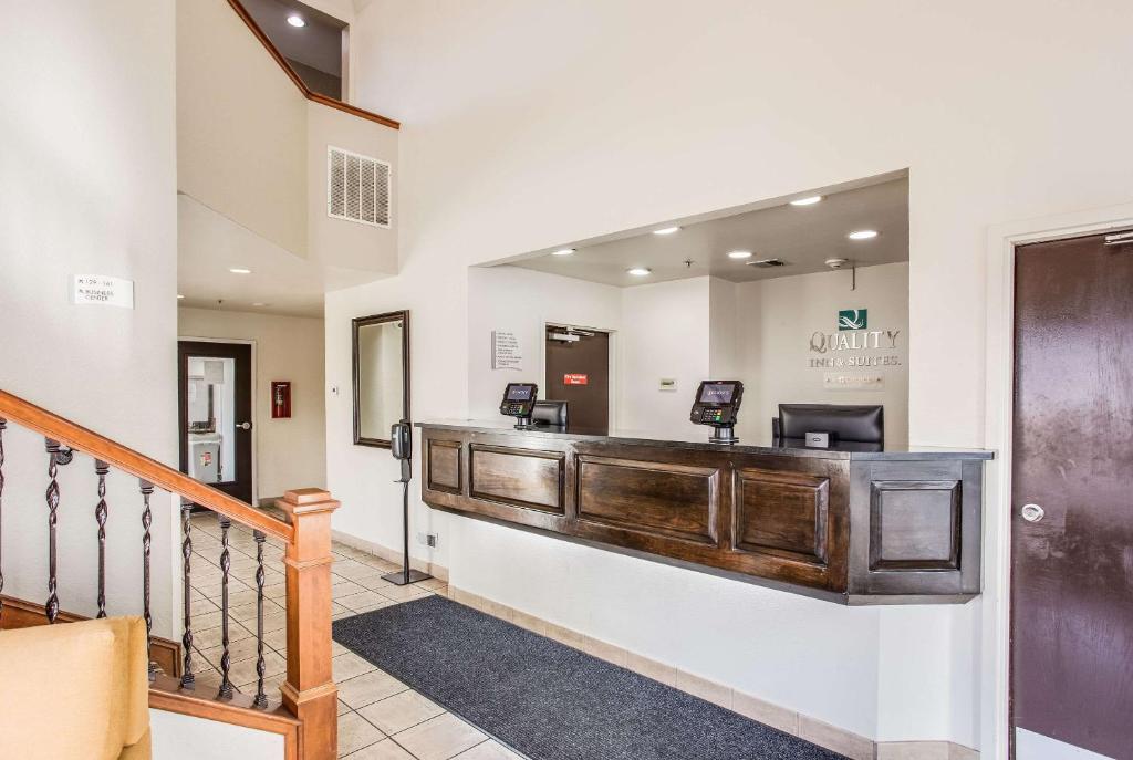 Quality Inn & Suites - image 7