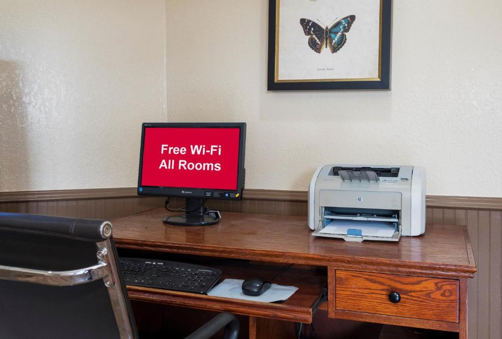 Red Roof Inn Meridian - image 3