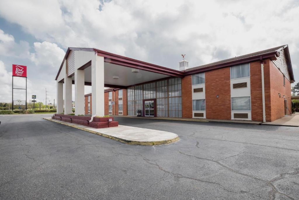 Red Roof Inn Meridian - image 4