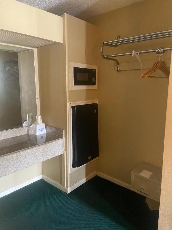 Americas Best Value Inn (Meridian) - image 7