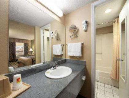 Super 8 by Wyndham Meridian - image 13