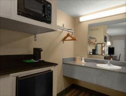 Super 8 by Wyndham Meridian - image 7