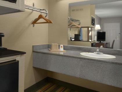 Super 8 by Wyndham Meridian - image 9