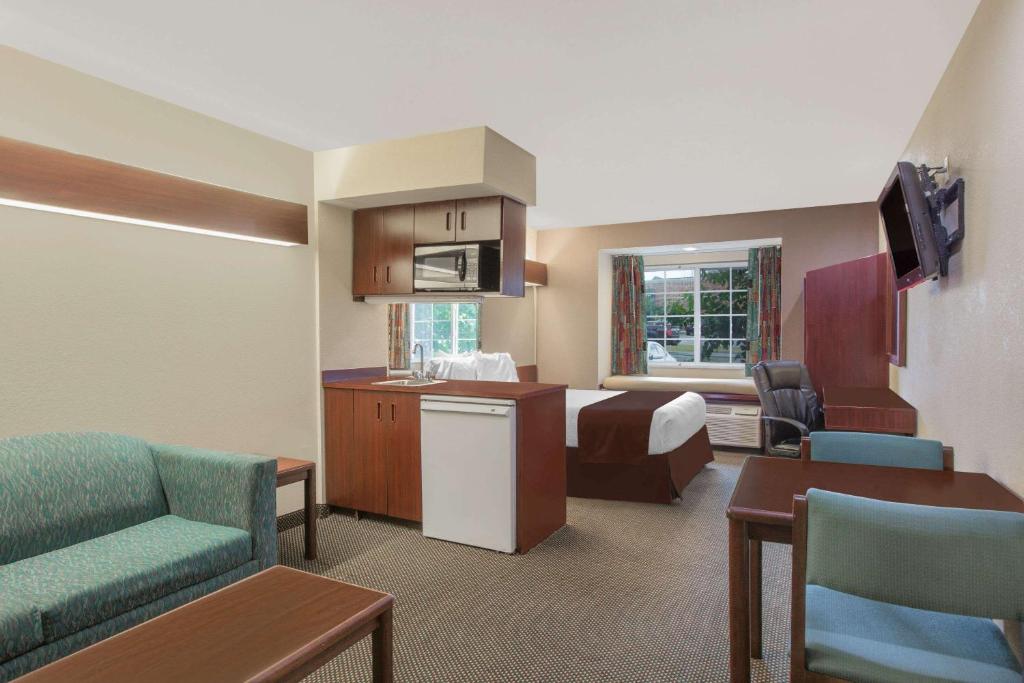 Microtel Inn & Suites - Meridian - image 7