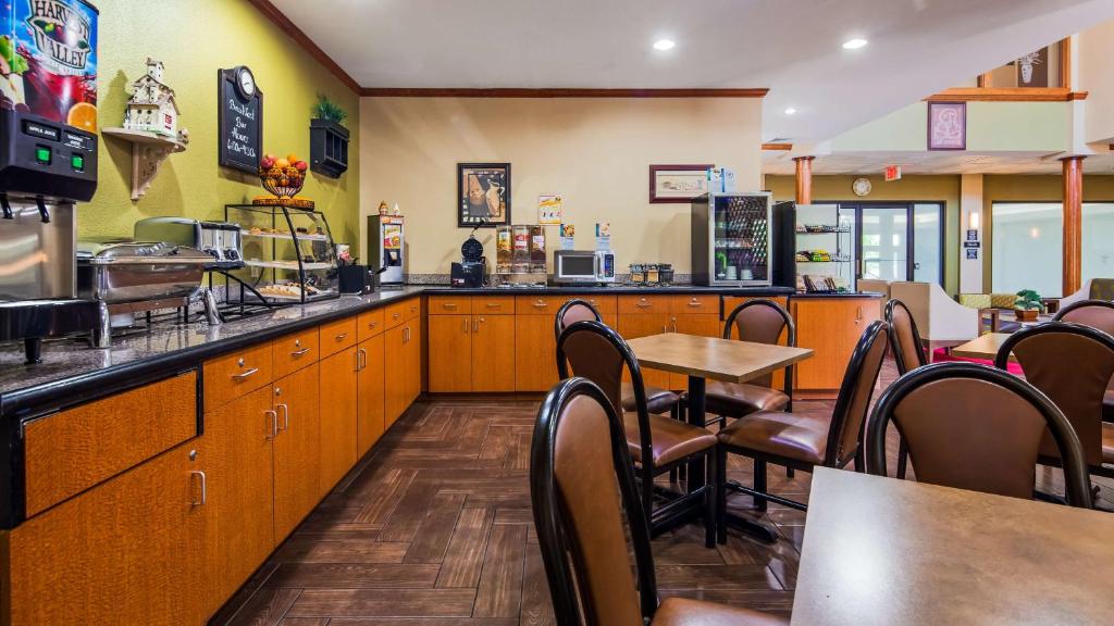 Best Western Inn & Suites Merrillville - image 7